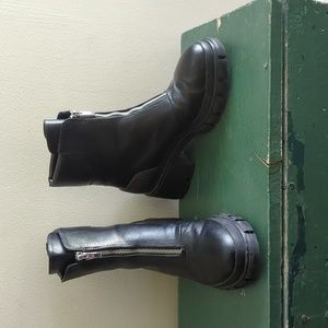 Slug black boots with zipper